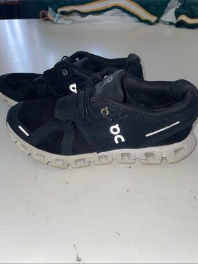 On Clouds 5 black training shoes women’s size 6